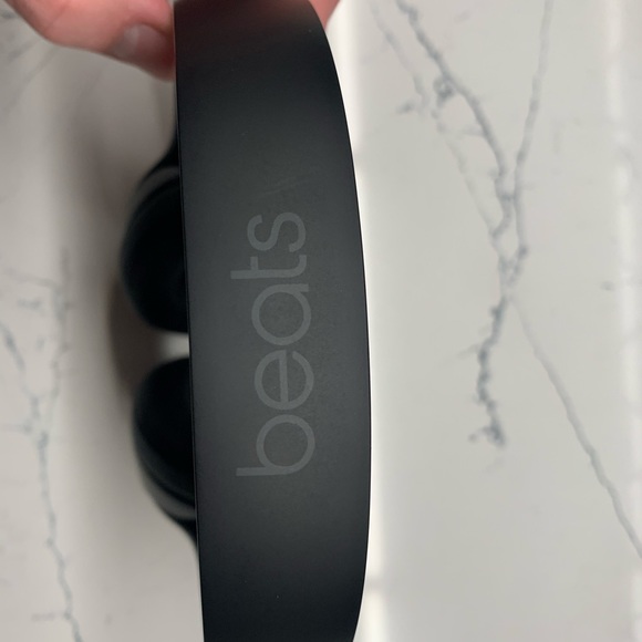 All Black Solo 3 Wireless Beats Headphones - Picture 5 of 8